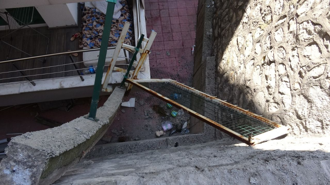 Karabük'te rampada freni boşalan otomobil duvara asılı kaldı
