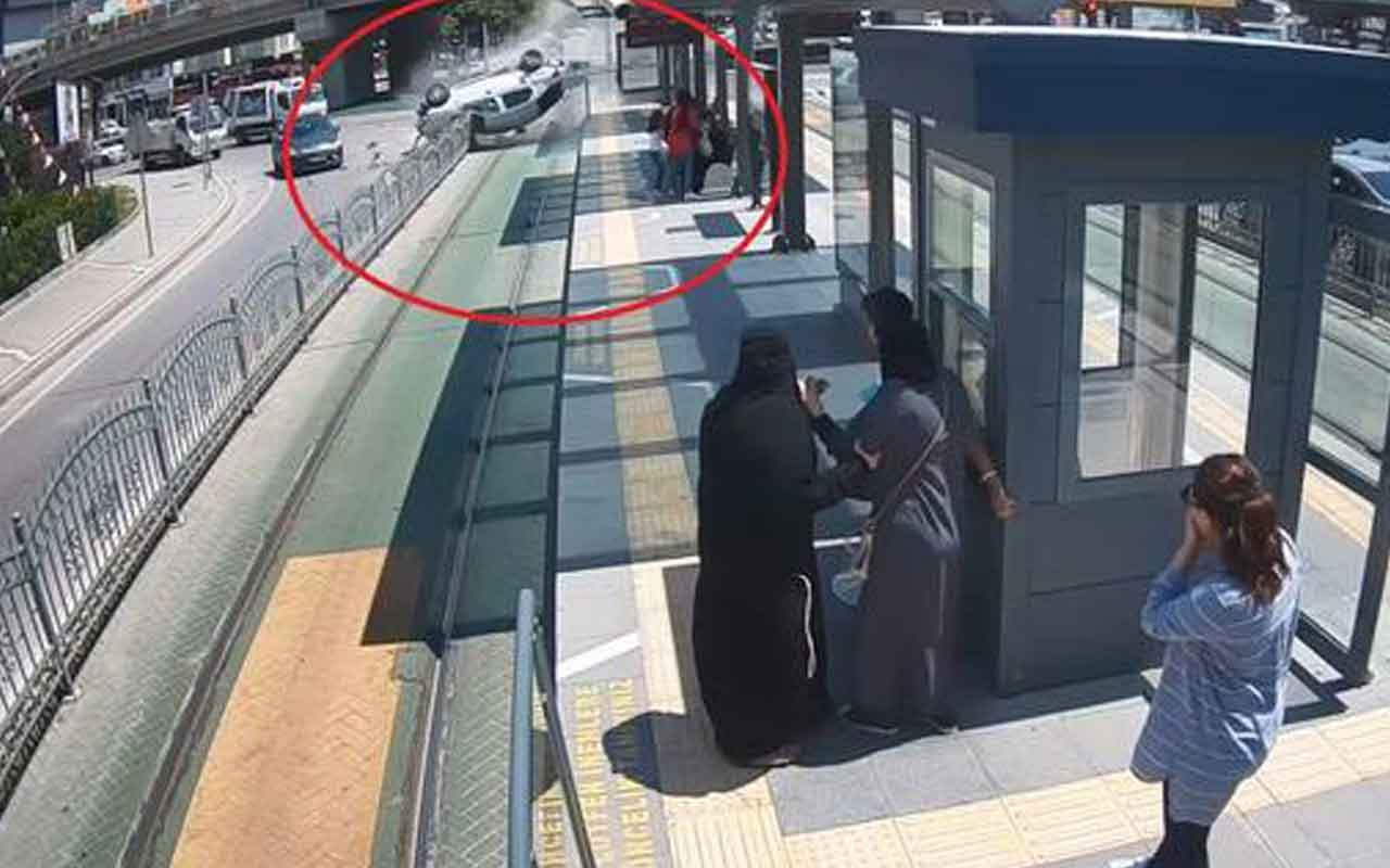 Tramvay yolunda hız yapan otomobil yolcu dolu durağa saplandı