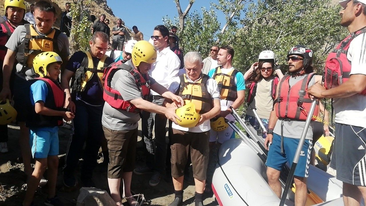 Erzincan’da rafting yapan Binali Yıldırım'ın renkli anları kameralara yansıdı