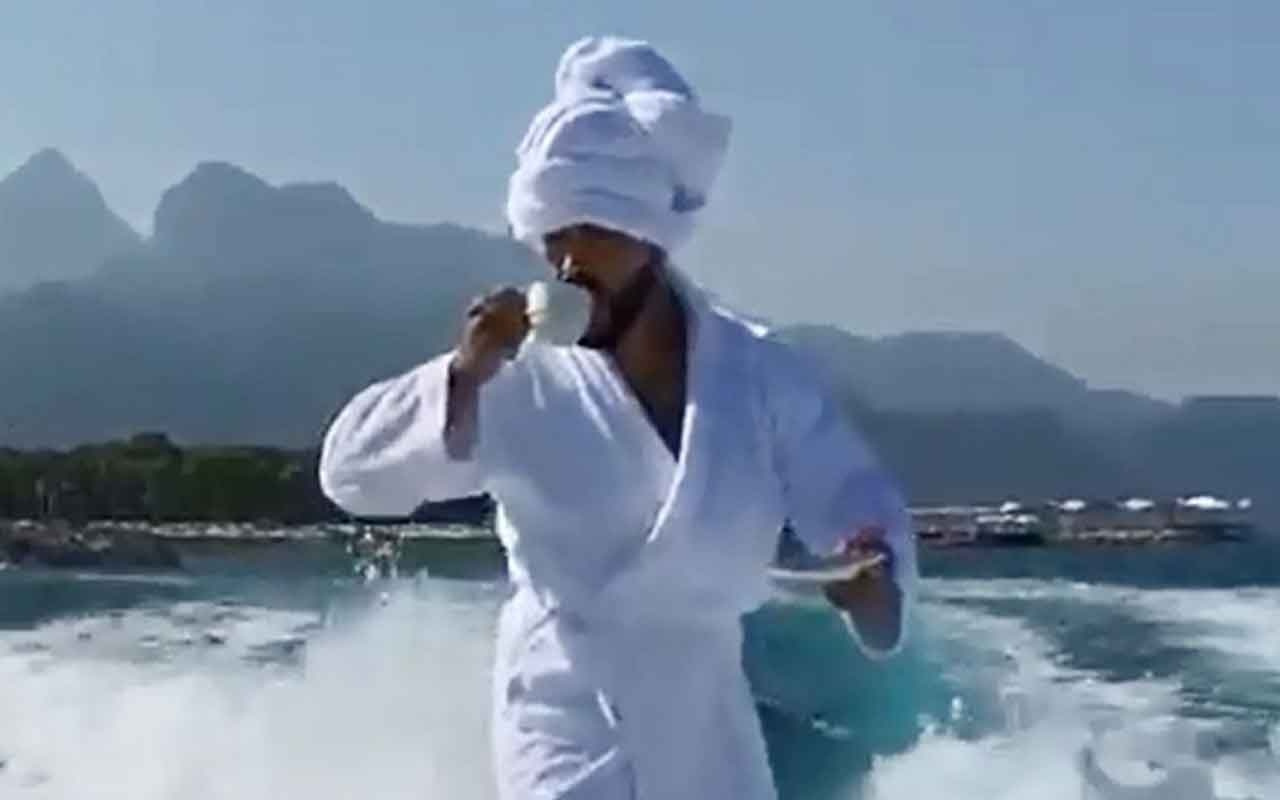Ünlü şarkıcı Timati Antalya'da bornoz ve kahve ile dalga sörfü yaptı