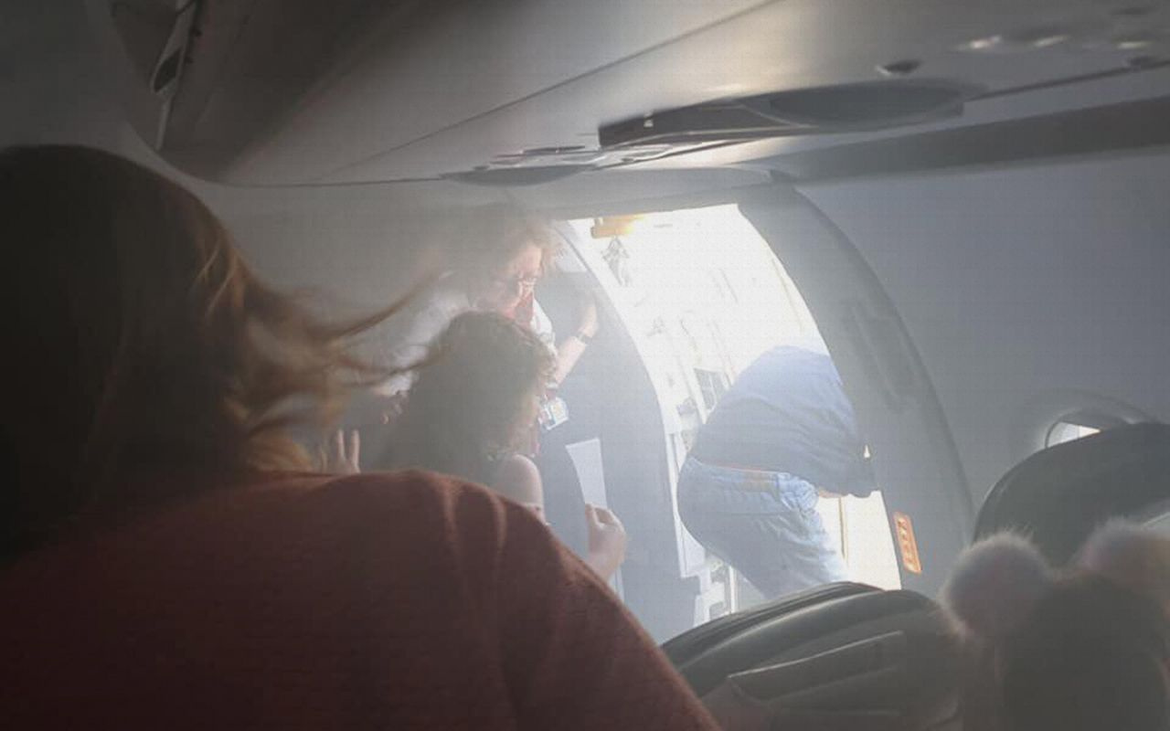 Kabini duman dolan British Airways yolcu uçağı acil iniş yaptı