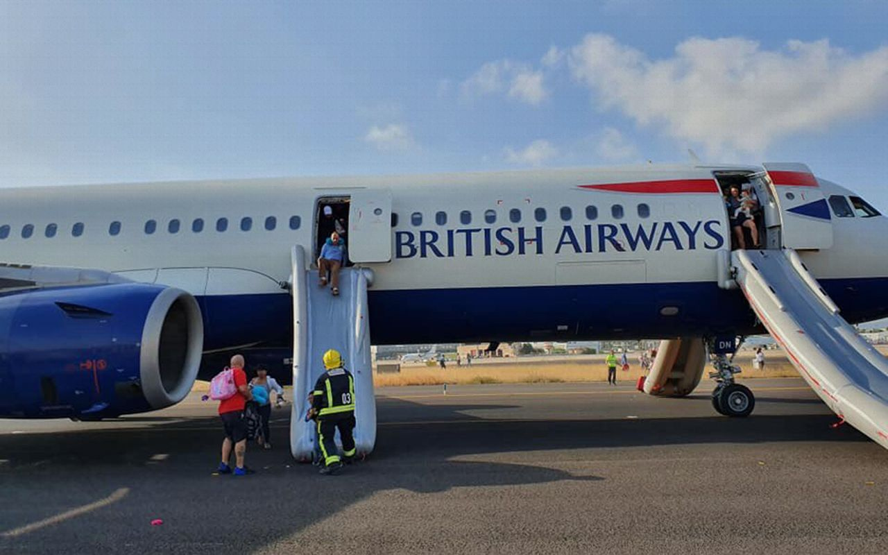 Kabini duman dolan British Airways yolcu uçağı acil iniş yaptı