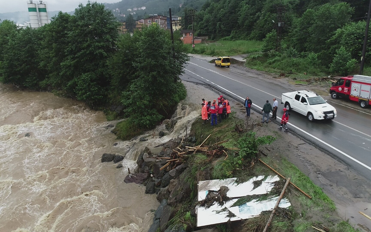 Rize'de otomobil sele kapıldı: 1 kişi kayıp