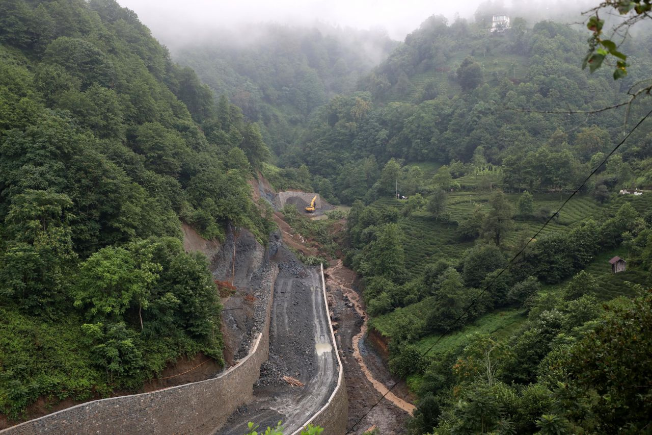 Rize'de yoğun yağışlar nedeniyle heyelan oldu yollar trafiğe kapatıldı