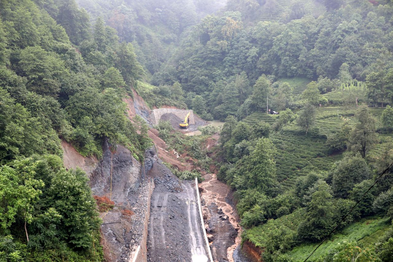 Rize'de yoğun yağışlar nedeniyle heyelan oldu yollar trafiğe kapatıldı