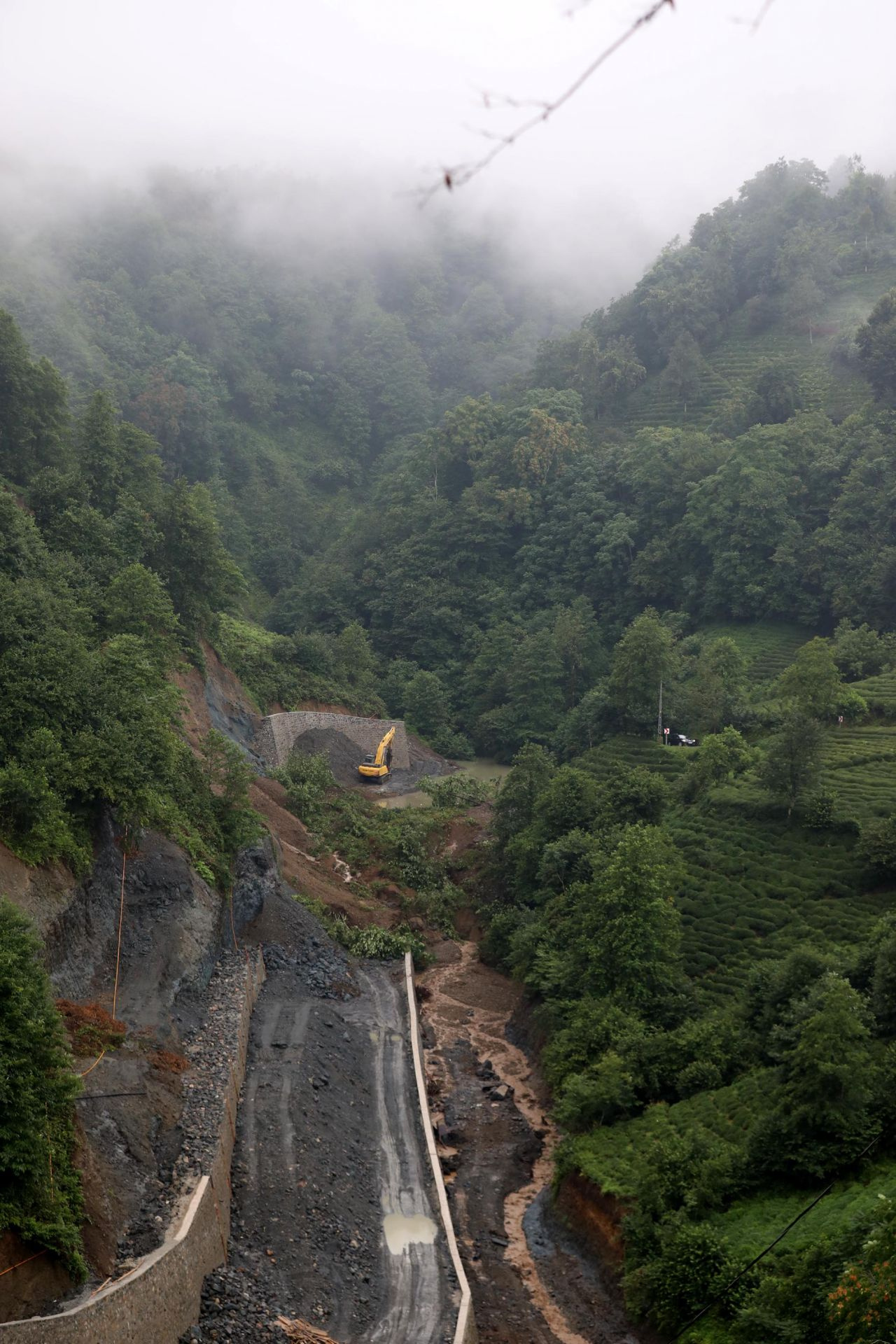 Rize'de yoğun yağışlar nedeniyle heyelan oldu yollar trafiğe kapatıldı