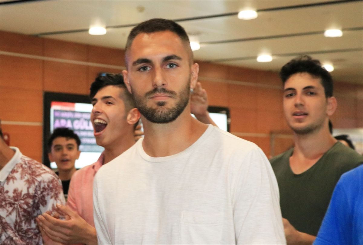 Beşiktaş takımının yeni transferi Victor Ruiz İstanbul'a böyle geldi