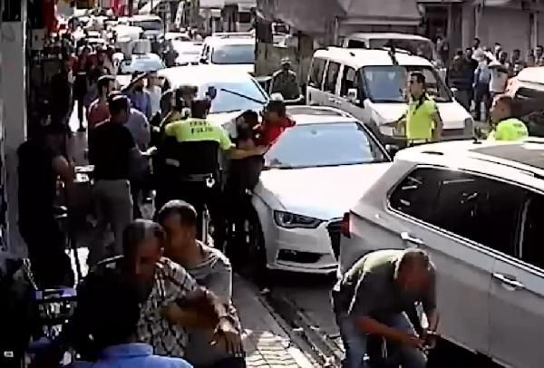 Yer adana! Polis ceza yazmak isteyince ortalık toz duman oldu