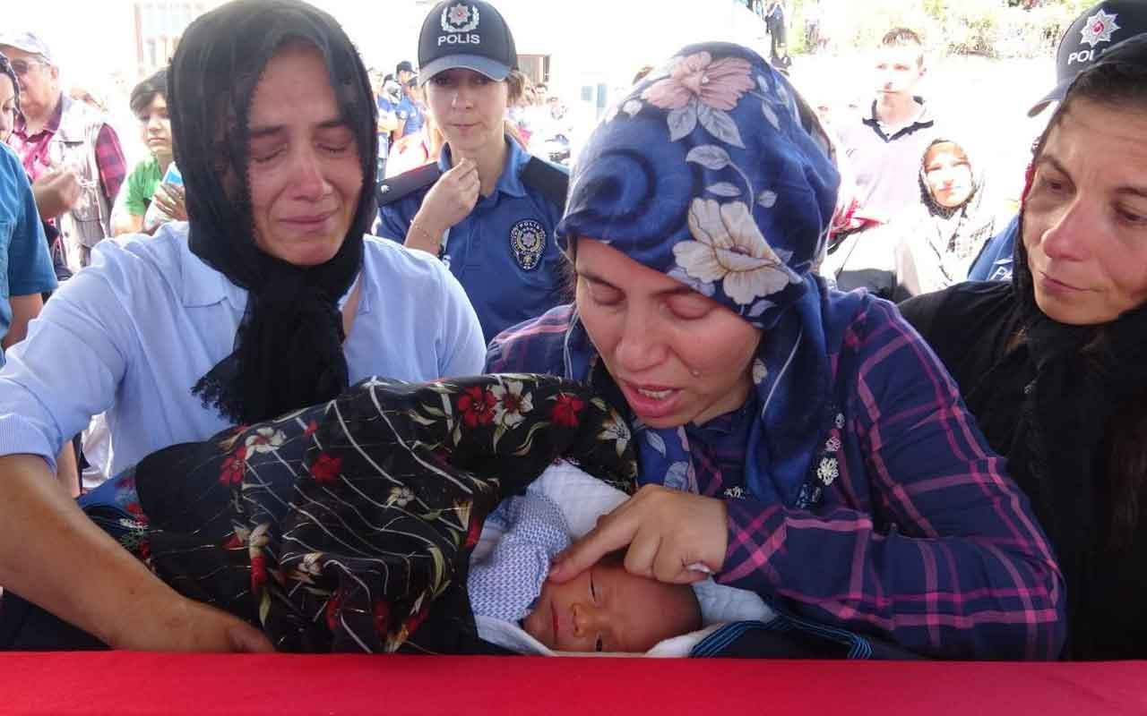 Kalp krizinden ölen polis eşinin tabutunun üzerine bebeğini koydu