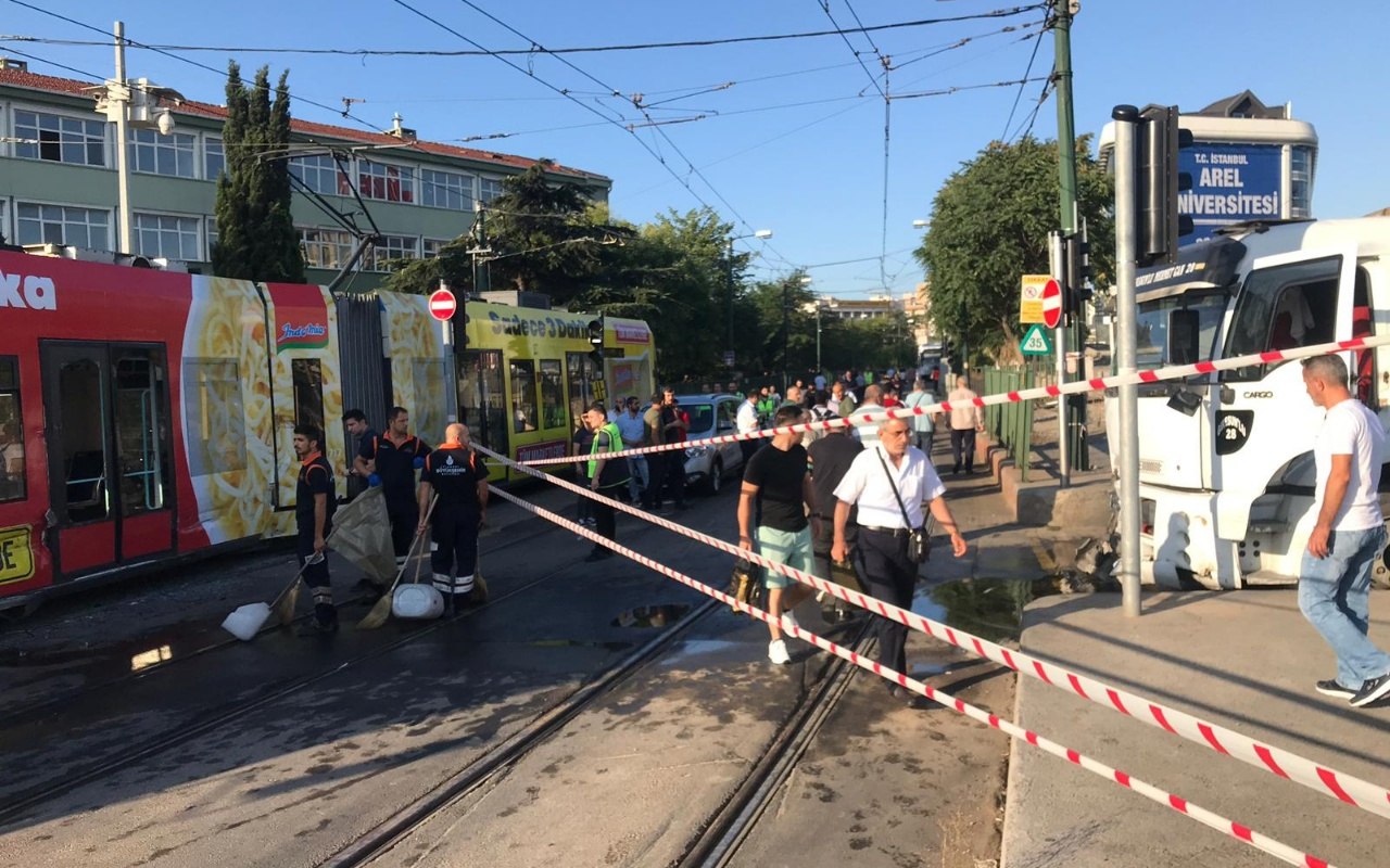 İstanbul'da tramvaya su tankeri çarptı