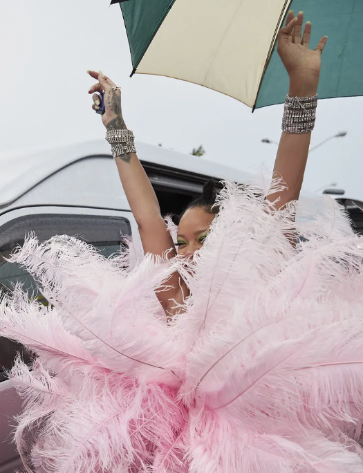 Yatak pozu olay olan Rihanna yine farkını ortaya koydu! Kıyafeti festivale damga vurdu!