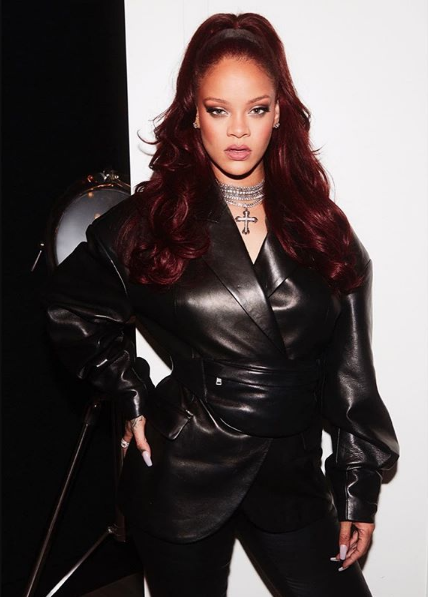 Yatak pozu olay olan Rihanna yine farkını ortaya koydu! Kıyafeti festivale damga vurdu!