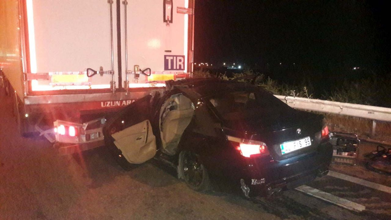 Osmaniye'de bir otomobil TIR'a arkadan çarptı: 2 ölü