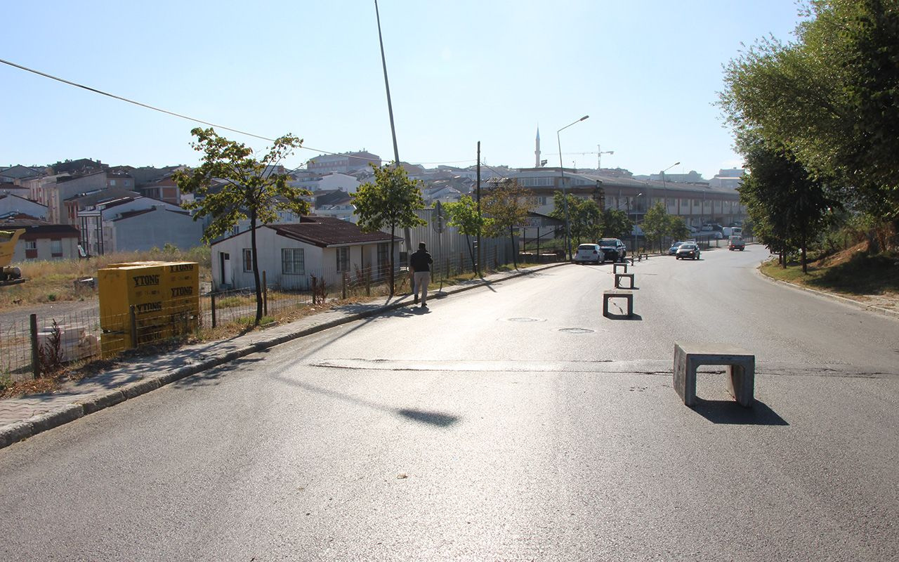 İstanbul Esenyurt'taki yolu arsasından geçtiği gerekçesiyle kapattı