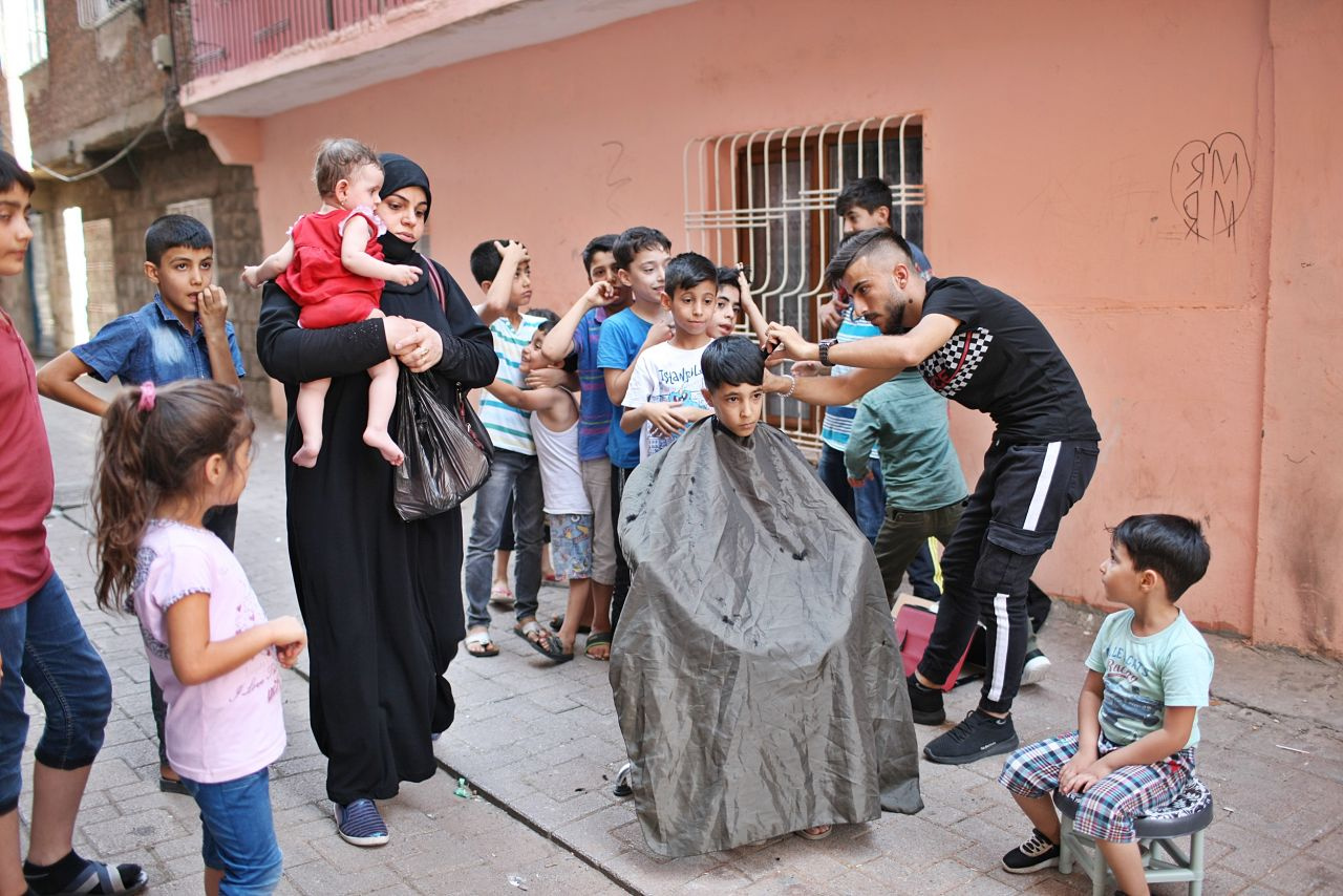 Diyarbakır'da takdire şayan davranış! Sokak sokak dolaşıp çocukları ücretsiz tıraş ediyor onları sevindiriyor
