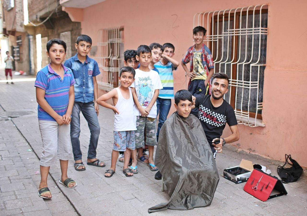 Diyarbakır'da takdire şayan davranış! Sokak sokak dolaşıp çocukları ücretsiz tıraş ediyor onları sevindiriyor