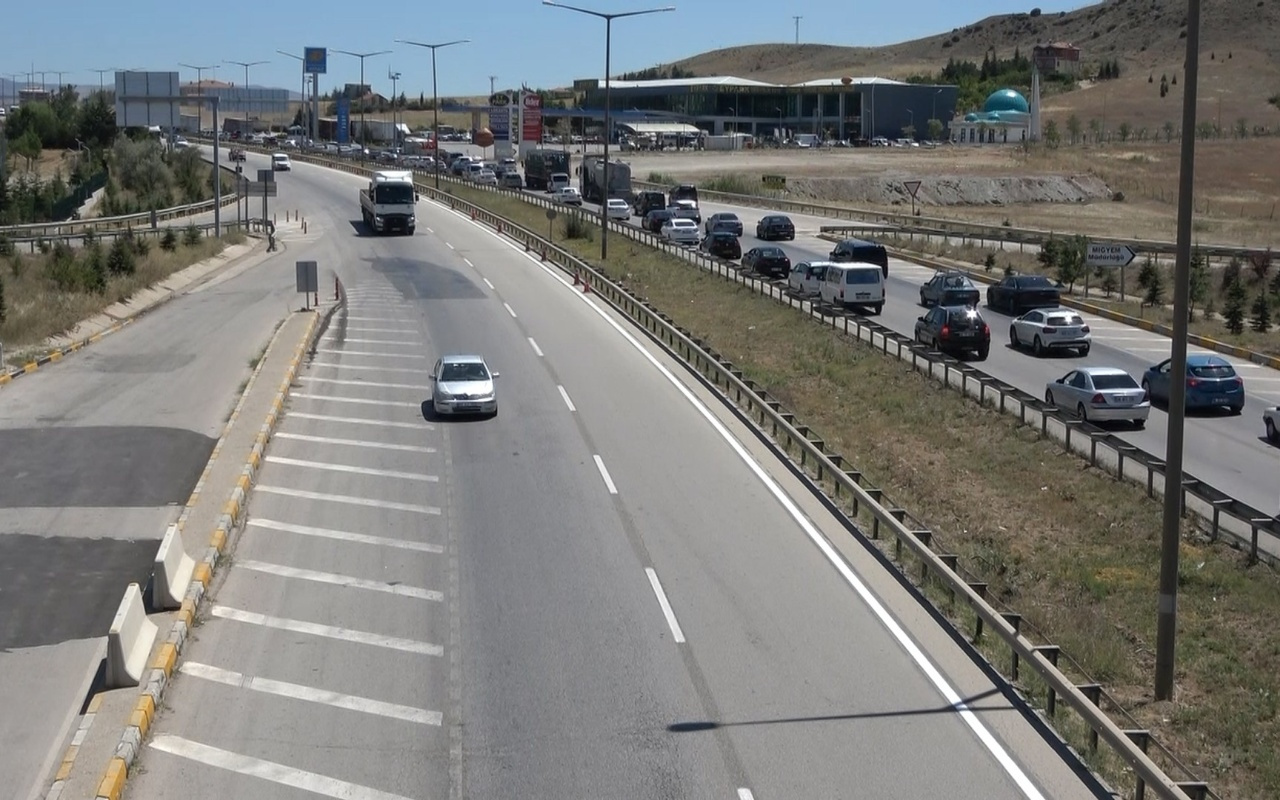 Bayram için yollara akın ettiler! 43 ilin geçiş noktası Kırıkkale’de trafik kilit