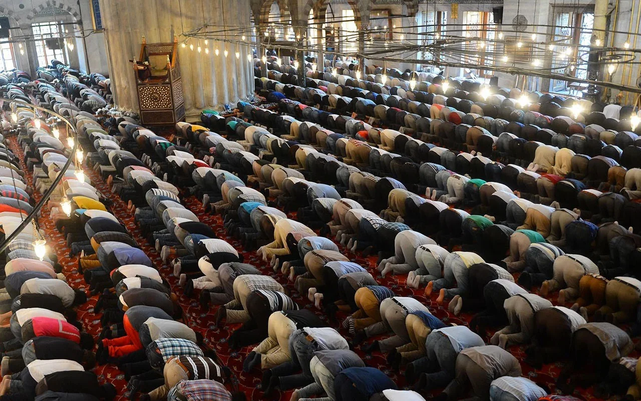 Hacet Namazi Nasil Kilinir Kadir Gecesi 4 Rekatlik Hacet Namazi Kilinisi Internet Haber