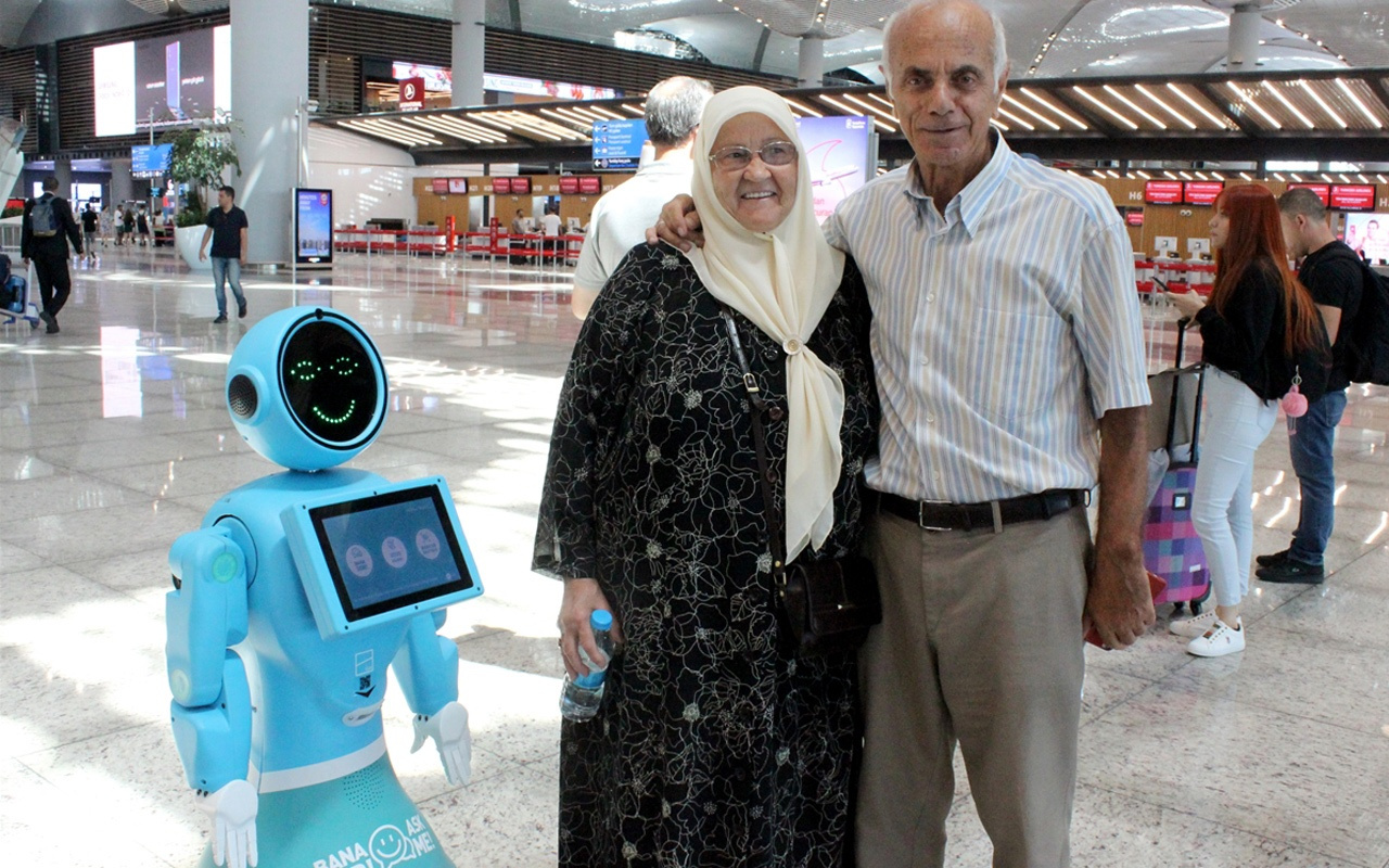 İstanbul Havalimanı’nda robotlar göreve başladı yaşlı teyzenin esprisi güldürdü