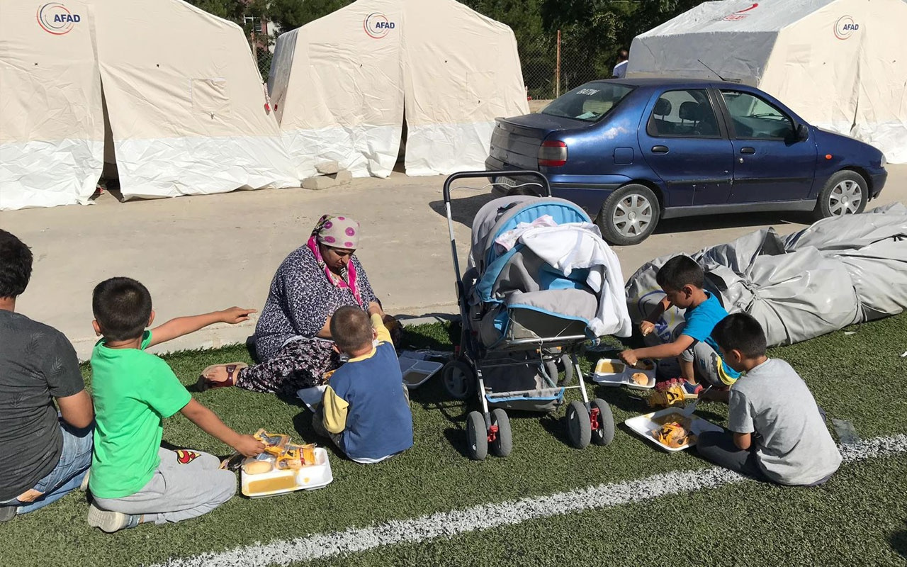 Afet bölgesinde bir çok vatandaş geceyi çadırlarda geçirdi