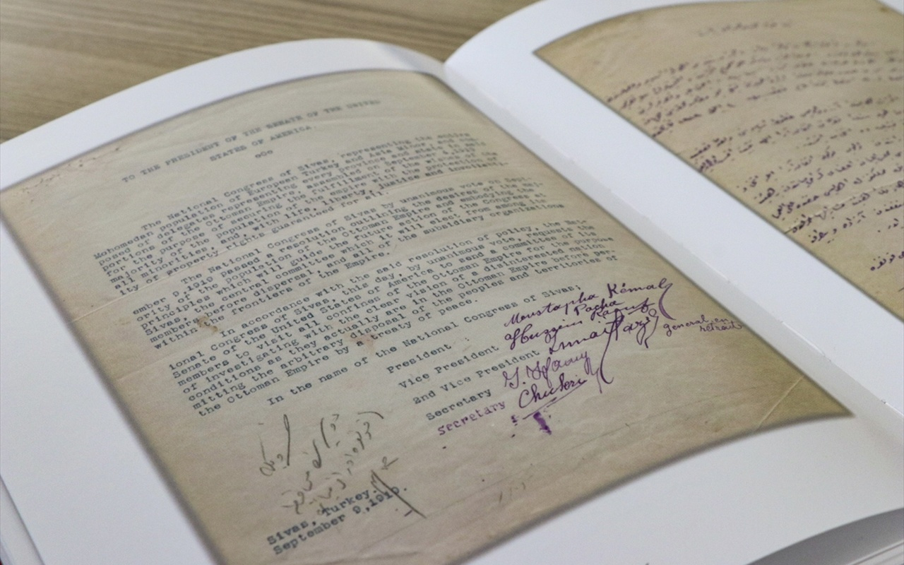 Dışişleri Bakanlığı ilk kez yayınladı! Atatürk'ün latin harfleri ile attığı ilk imzası bulunuyor