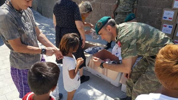 Türk askeri, Kosovalı çocukların yüzünü ‘bayramlık’ ile güldürdü