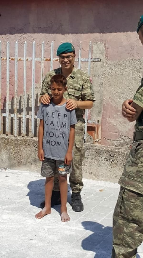 Türk askeri, Kosovalı çocukların yüzünü ‘bayramlık’ ile güldürdü