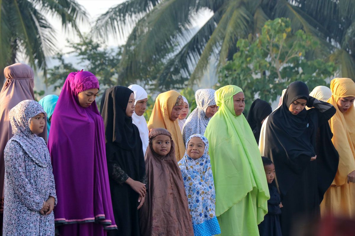 Müslümanlar Kurban Bayramı namazı için camilere aktı renkli görüntüler