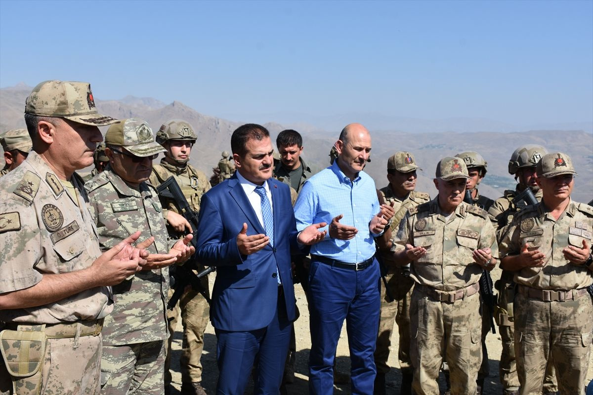 Süleyman Soylu sınırda üs bölgesini ziyaret etti Erdoğan askerlere böyle seslendi