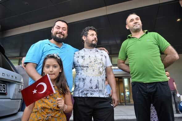 Nijerya'da kaçırılan Türk denizciler Türkiye'de havaalanında duygusal anlar