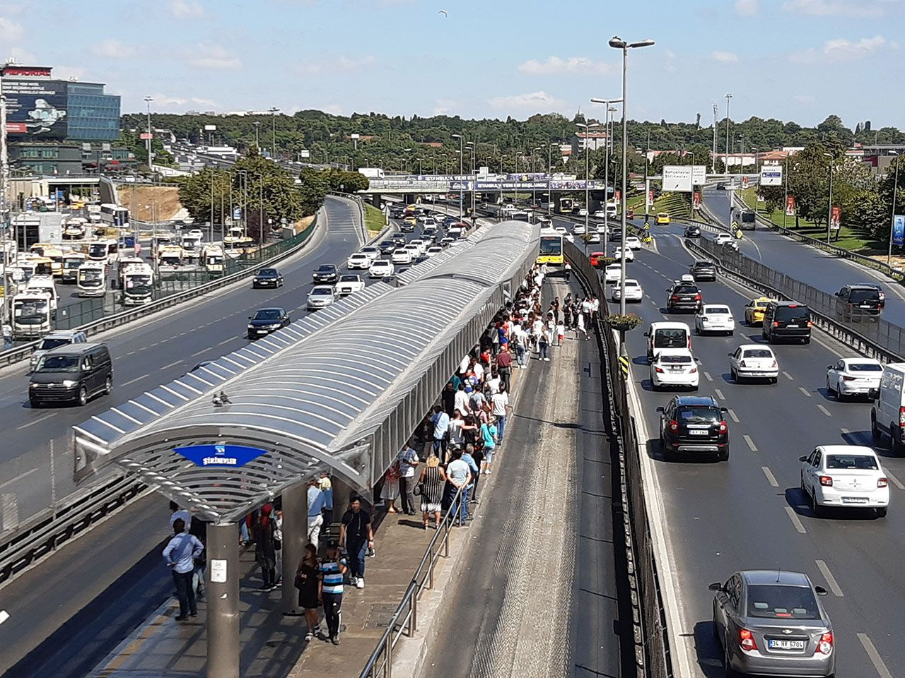 İstanbul Şirinevler'de bir genç metrobüsün altında kaldı