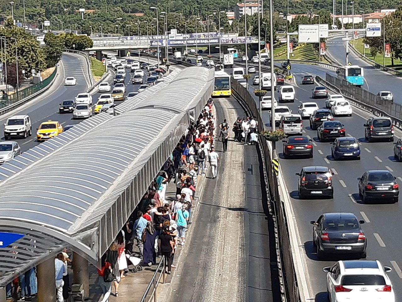 İstanbul Şirinevler'de bir genç metrobüsün altında kaldı