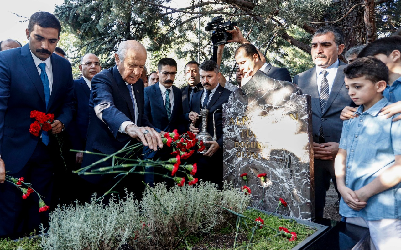 Devlet Bahçeli Türkeş'in kabrini ziyaret etti