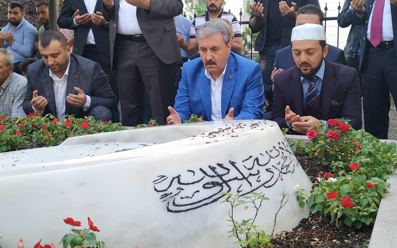 Mustafa Destici, Muhsin Yazıcıoğlu'nun mezarını ziyaret etti