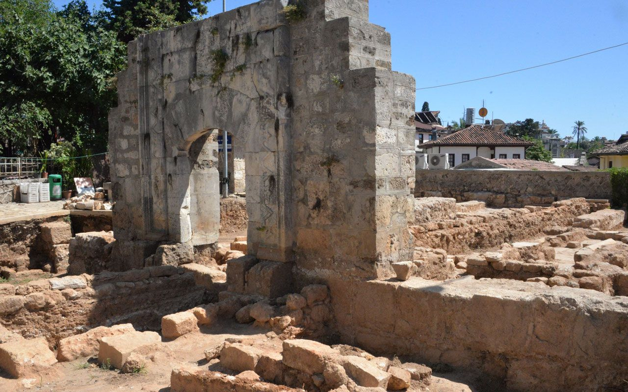 Tarihi minarenin yanında ortaya çıktı Antalya'daki 30 adet mezarın gizemi ne?