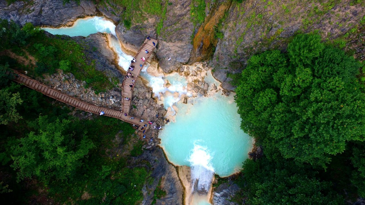 Karadeniz'in sodalı gölü  bayramda ziyaretçilerle doldu taştı