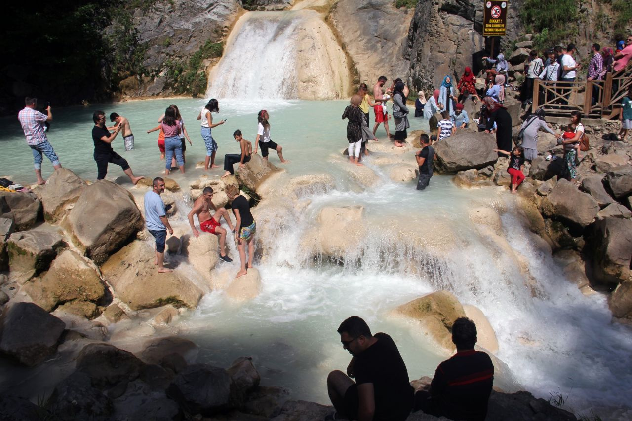 Karadeniz'in sodalı gölü  bayramda ziyaretçilerle doldu taştı