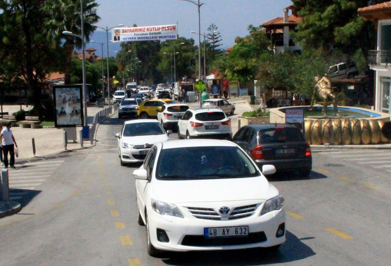 Muğla’nın Akyaka mahallesi bayramda nüfusunu 25'e katladı araç trafiği kilitlendi
