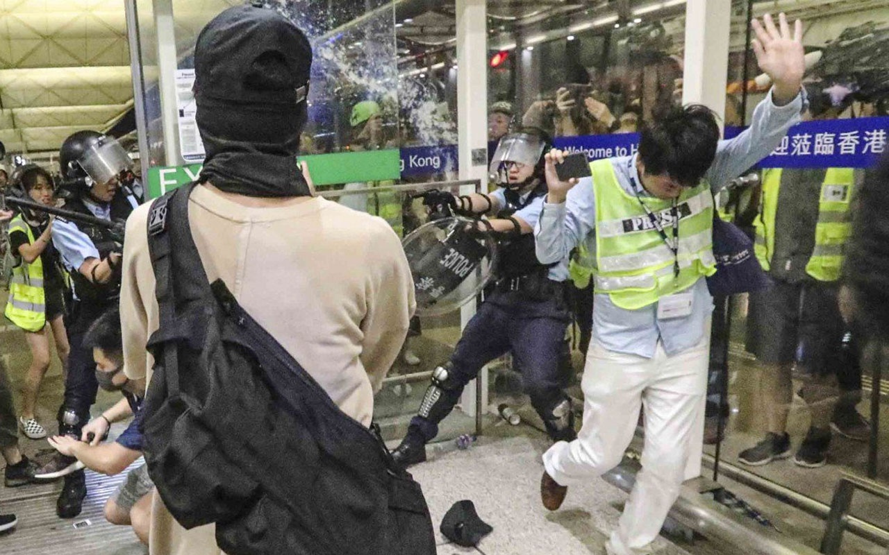 Hong Kong Havalimanı karıştı! Polis müdahale etti