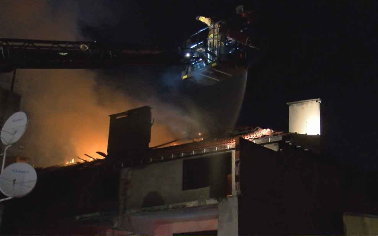 Kadıköy'de çatı katı alev alev yandı