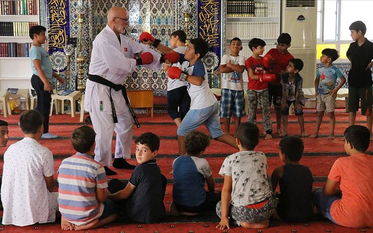 Hem Kur'an-ı Kerim'i hem karateyi öğreniyorlar