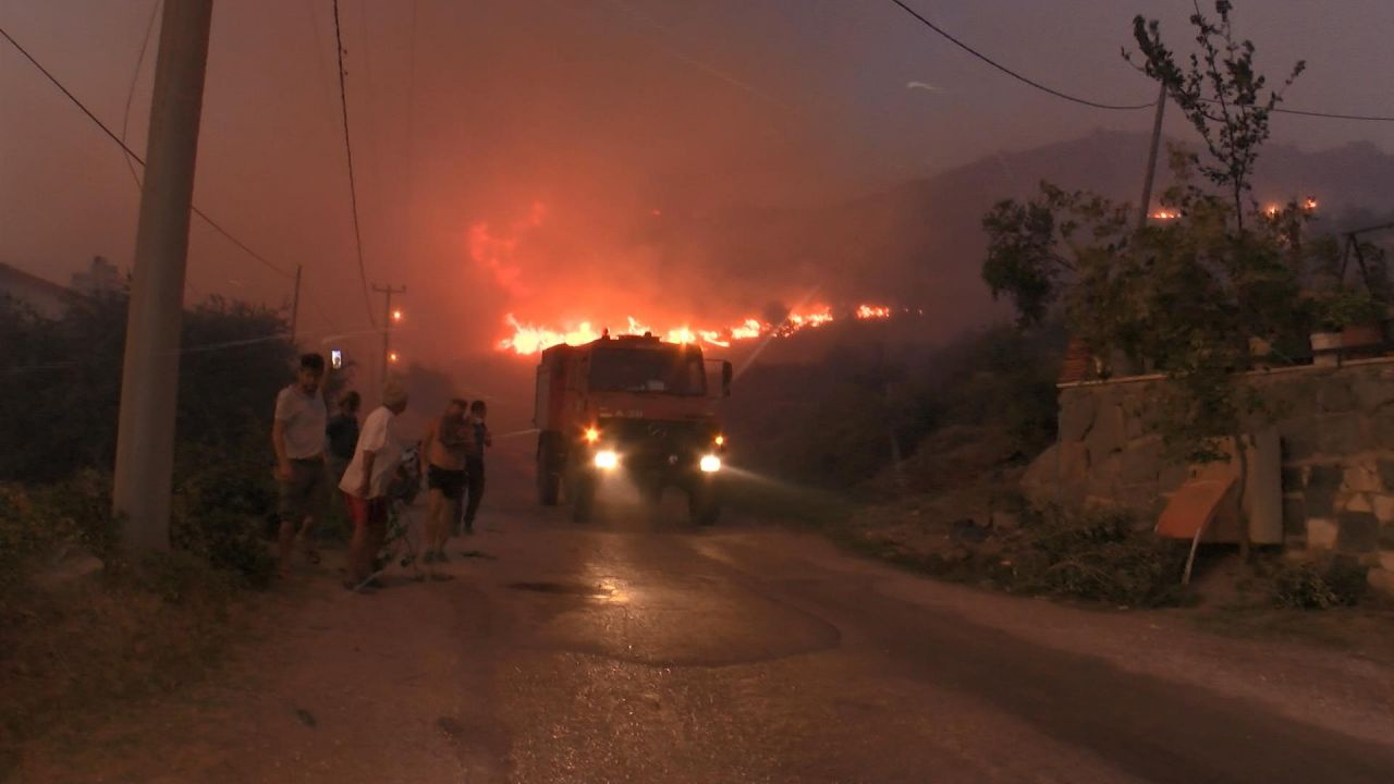 Marmara Adasındaki yangın 10 saatte kontrol altına alınabildi! 80 hektar..