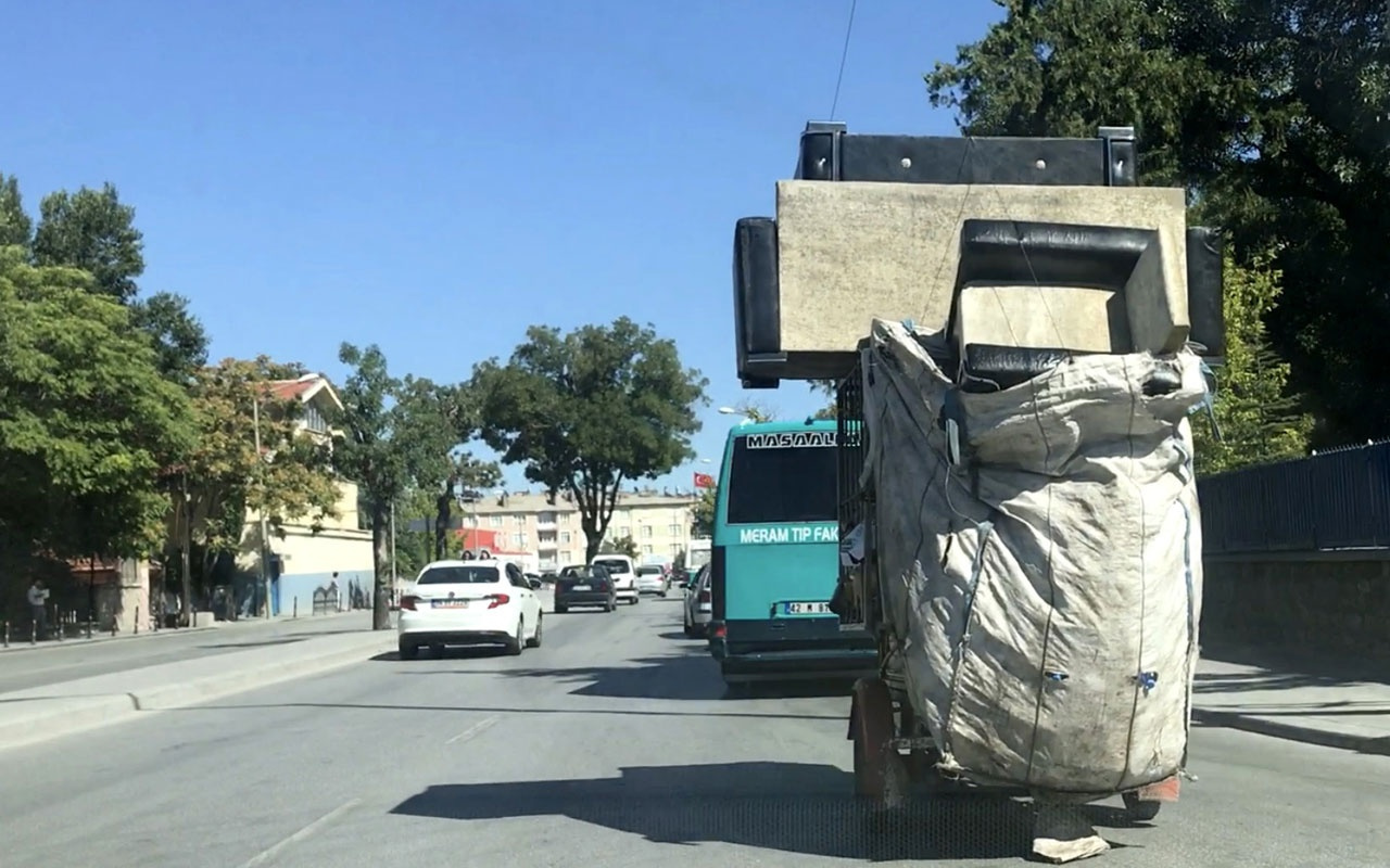 Konya'daki kağıt toplayıcısının "koltuk takımı" ile tehlikeli yolculuğu!