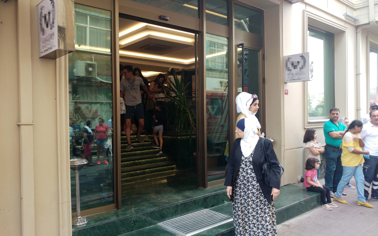 Fatih’te otelde yangın paniği müşteriler apar topar çıkarıldı