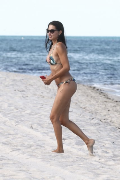 Adriana Lima bikinili görüntülendi mest etti! Emir Uyar'la aşkı olay olmuştu