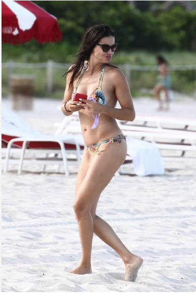 Adriana Lima bikinili görüntülendi mest etti! Emir Uyar'la aşkı olay olmuştu