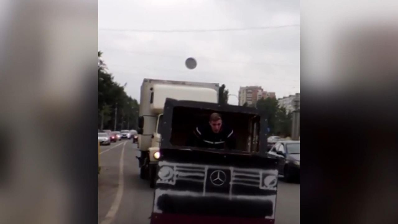 Rusya'da olay olan adam hayalindeki cipi kartonla yaptı üstüne bir de trafiğe çıktı