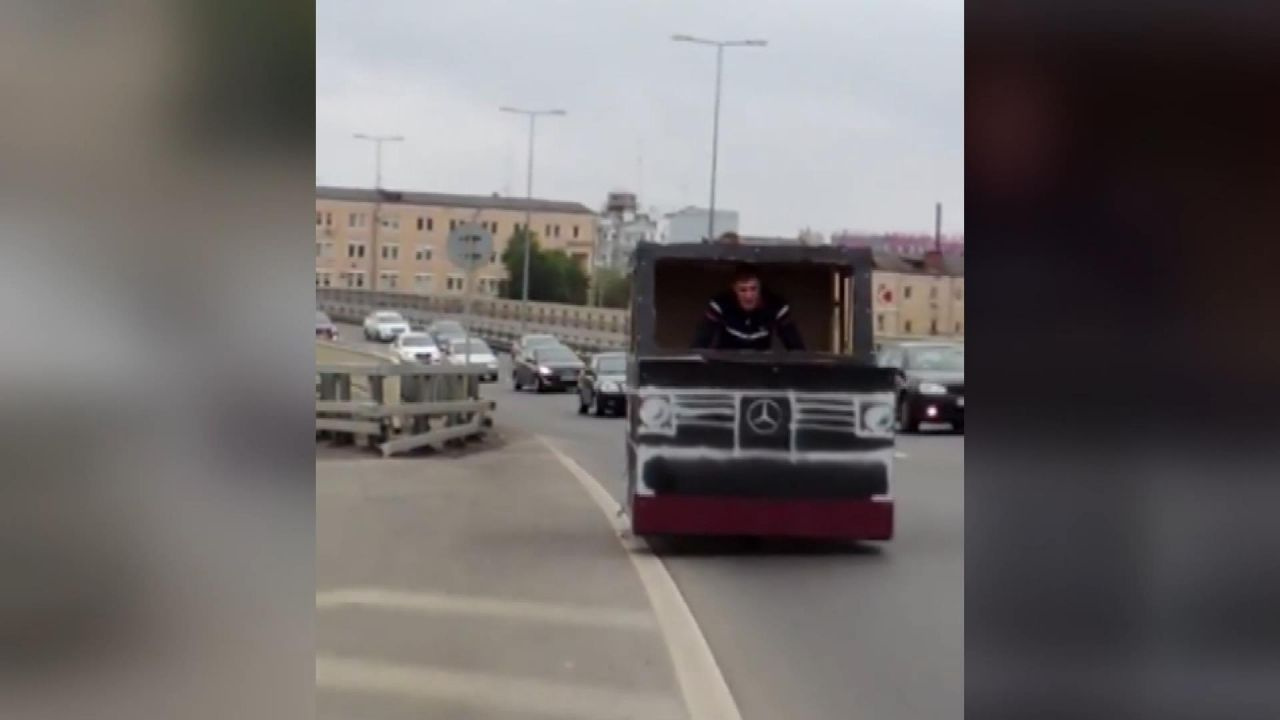 Rusya'da olay olan adam hayalindeki cipi kartonla yaptı üstüne bir de trafiğe çıktı