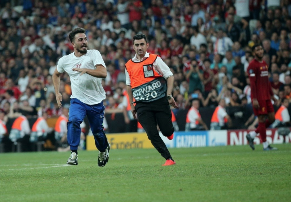 Liverpool Chelsea maçında sahaya giren Youtuber Ali Abdüsselam Yılmaz'a büyük darbe