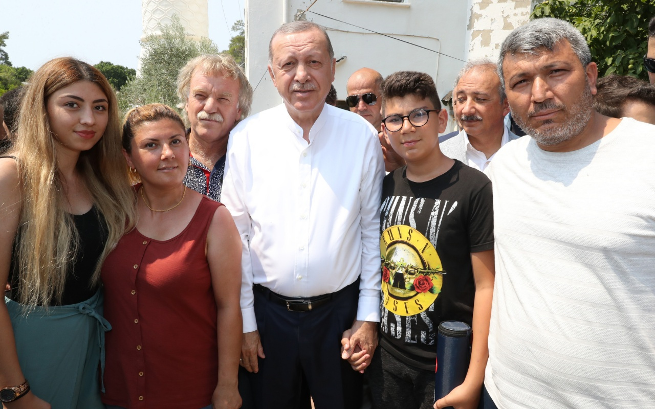 Muğla'da Erdoğan'a cuma namazı çıkışı büyük ilgi sohbet etti fotoğraf çektirdi